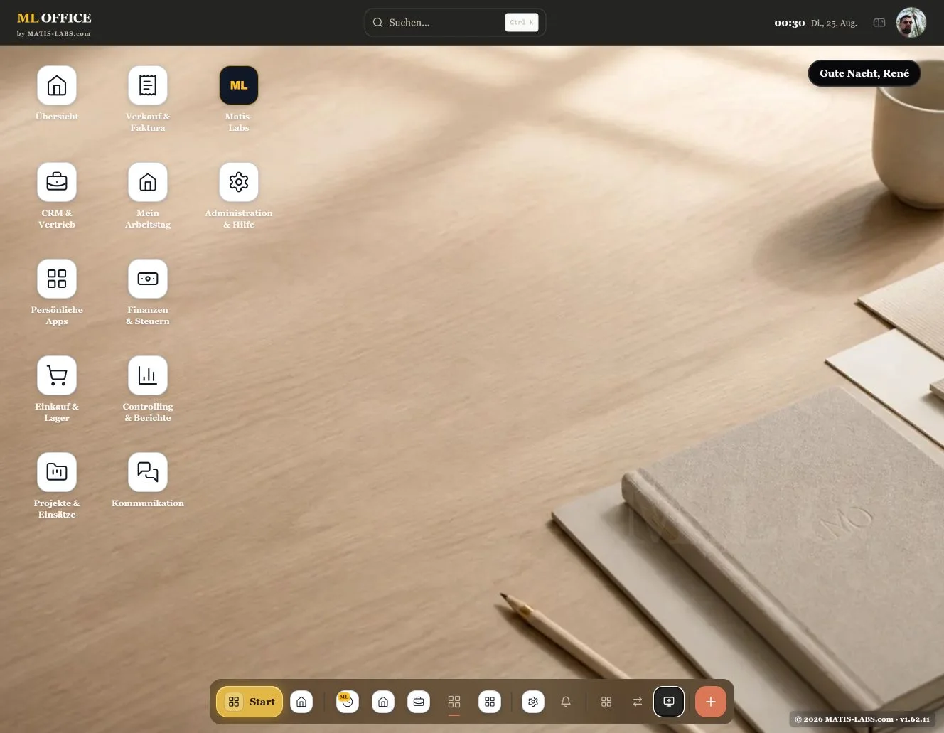 MLOffice Arbeitsplatz mit warmem Graphit- und Korall-Erscheinungsbild